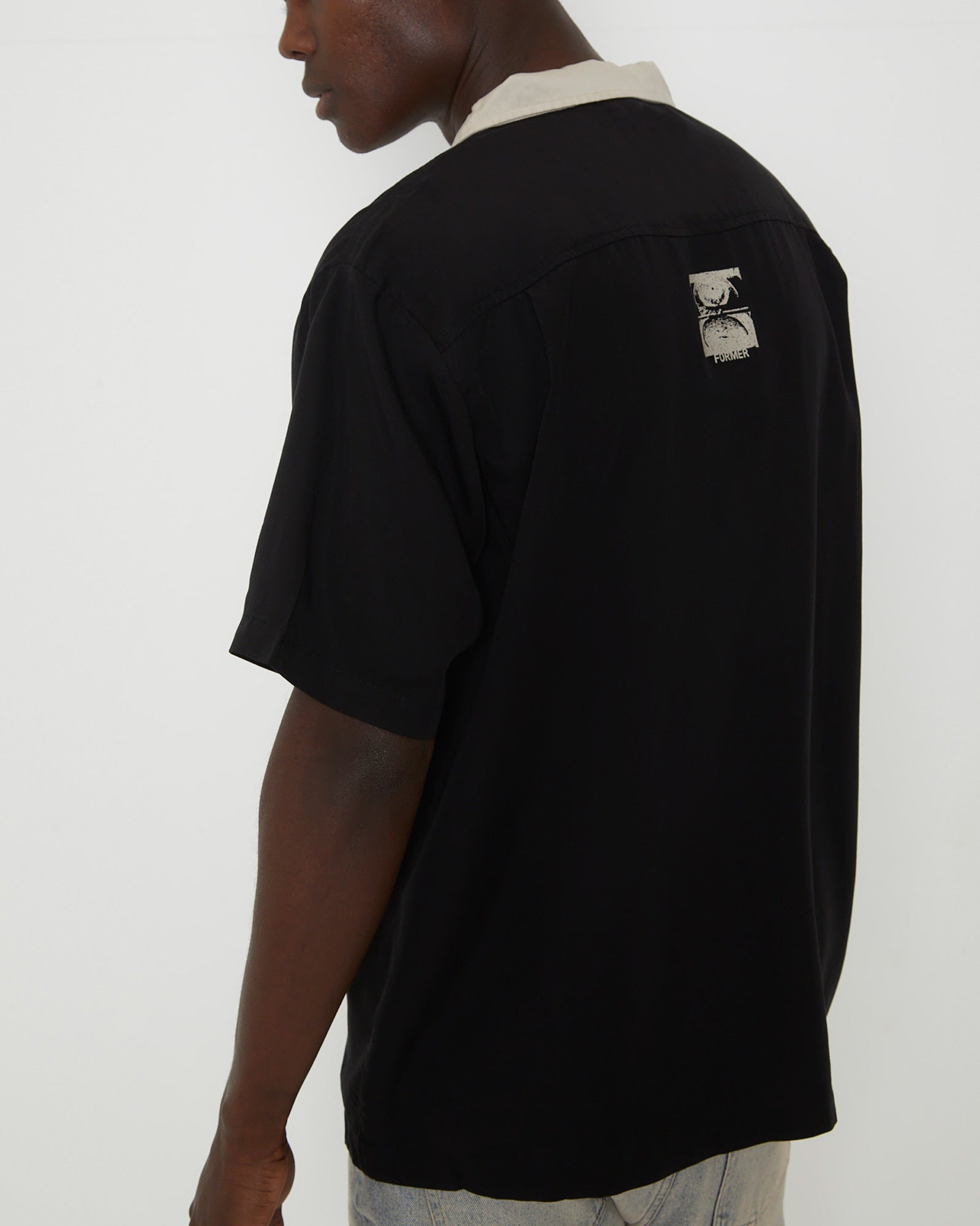 Delicate Boarder Short Sleeve Shirt in Black BLACK